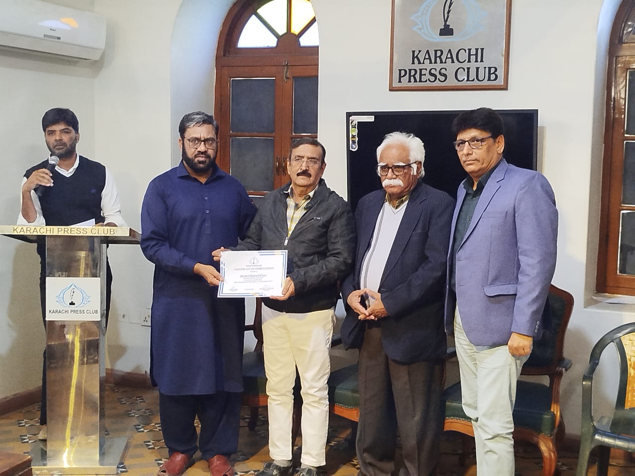 ممبر الیکشن کمیٹی ریحان محمود خان کو الیکشن کے انعقاد میں احسن طریقے سے خدمات دینے پر سند عطا کی جارہی ہے۔