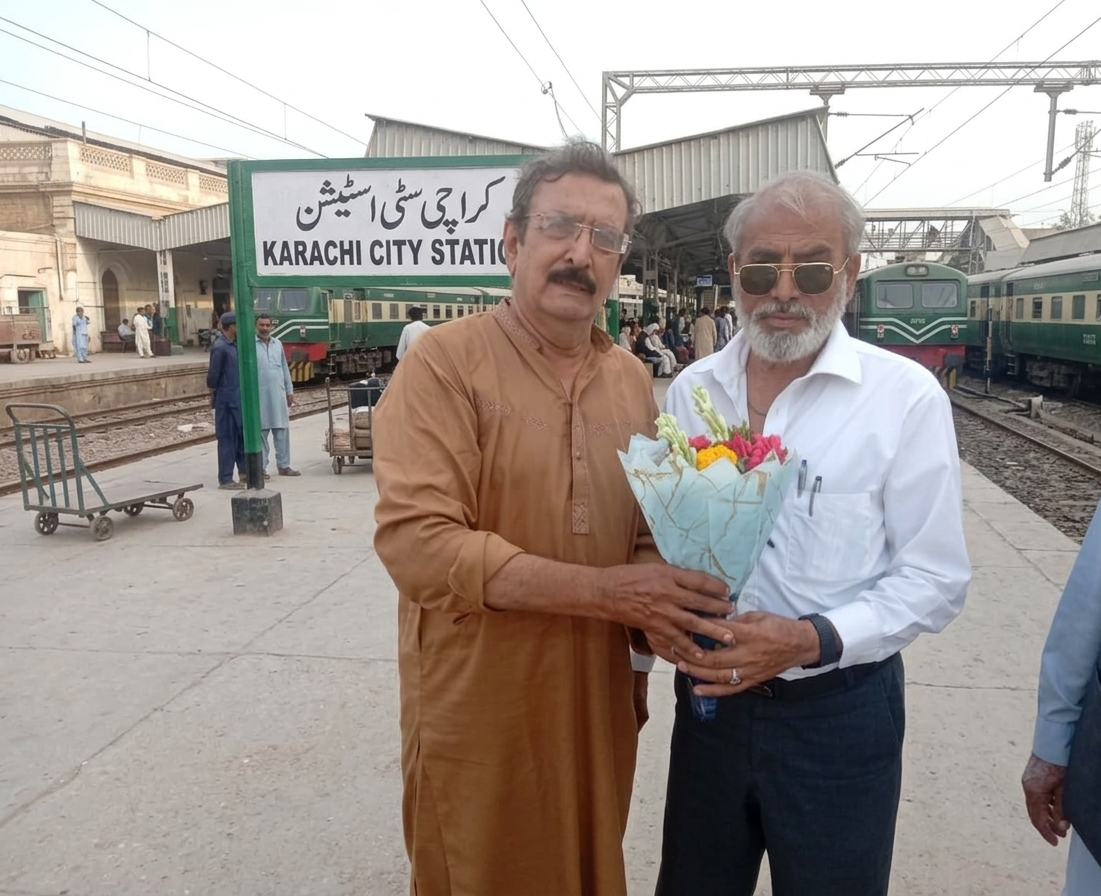 سٹی ریلویز کراچی ڈیویژن آمد کے موقع پر ریحان محمود خان کو خوش آمدید کہتے ہوئے جناب ملک مقدر زمان نے گلدستہ پیش کیا.