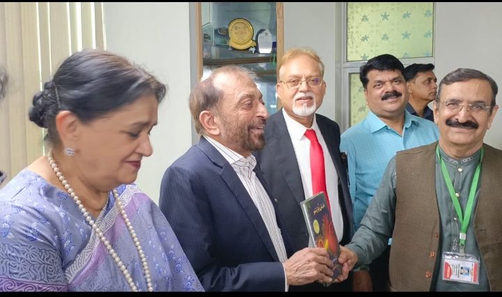 معروف سیاسی شخصیات سے ملاقات اور کتاب کا تحفہ